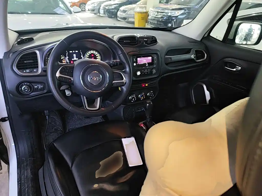 Jeep Renegade 2017 — фото 10