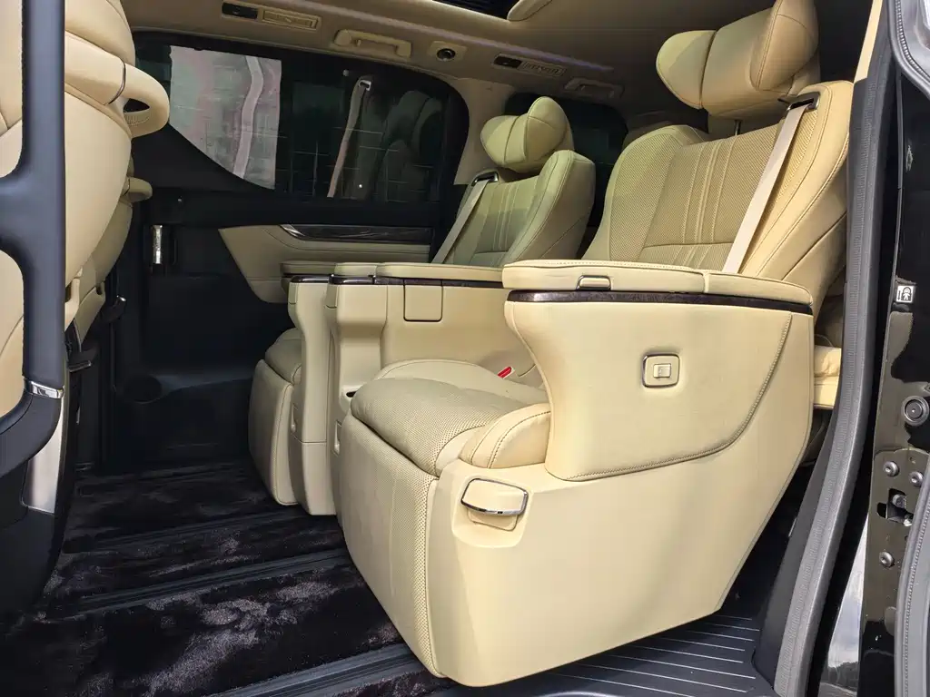 Toyota Alphard 2023 — фото 11
