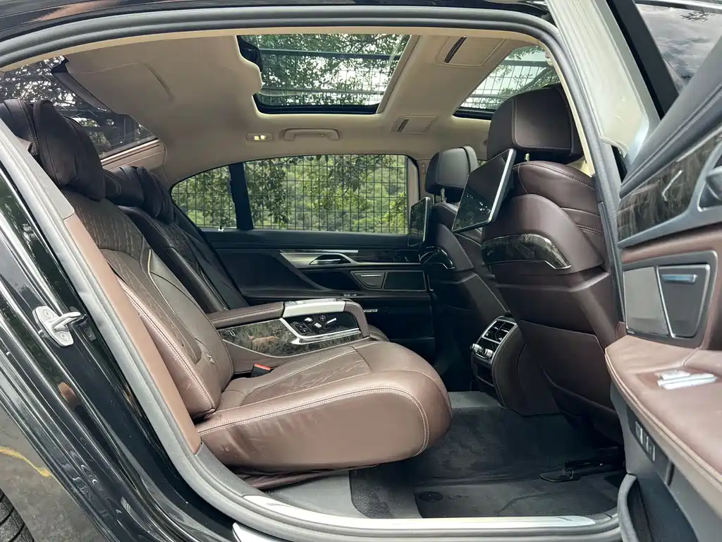 BMW 7 Series 2018 — фото 20