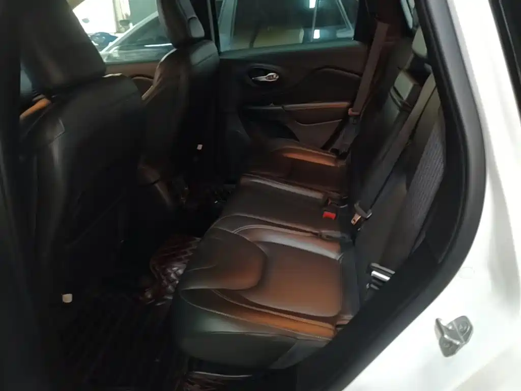 Jeep Cherokee 2016 — фото 17