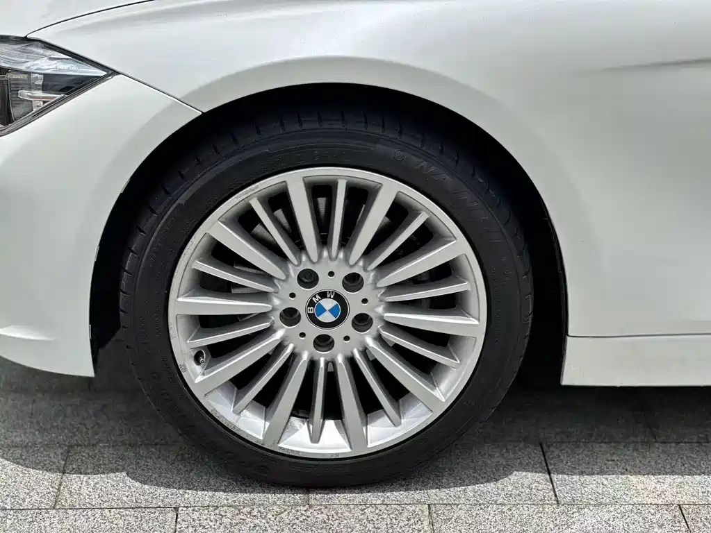 BMW 3 Series 2018 — фото 16