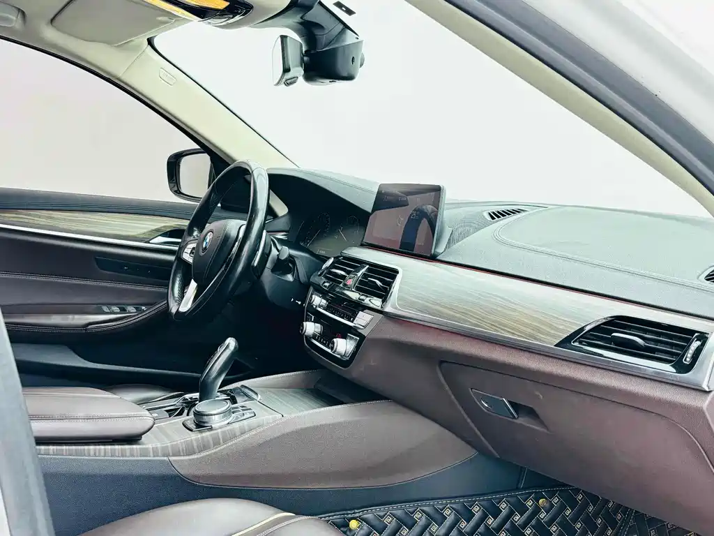 BMW 5 Series 2018 — фото 12