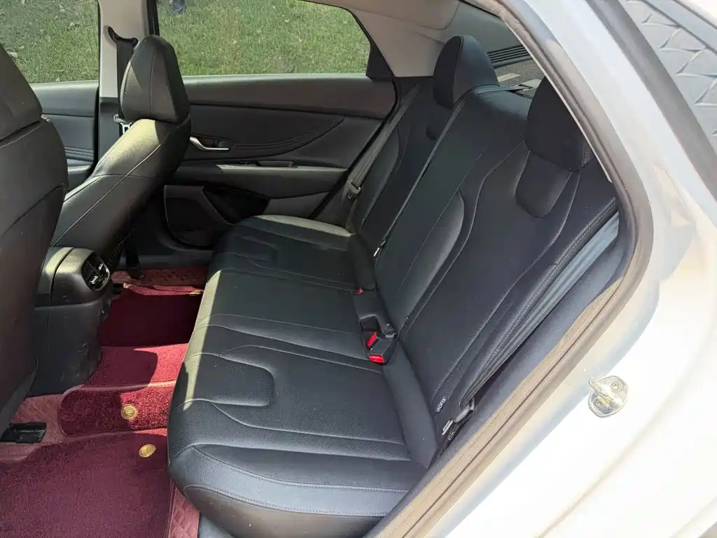 Hyundai Elantra 2023 — фото 12