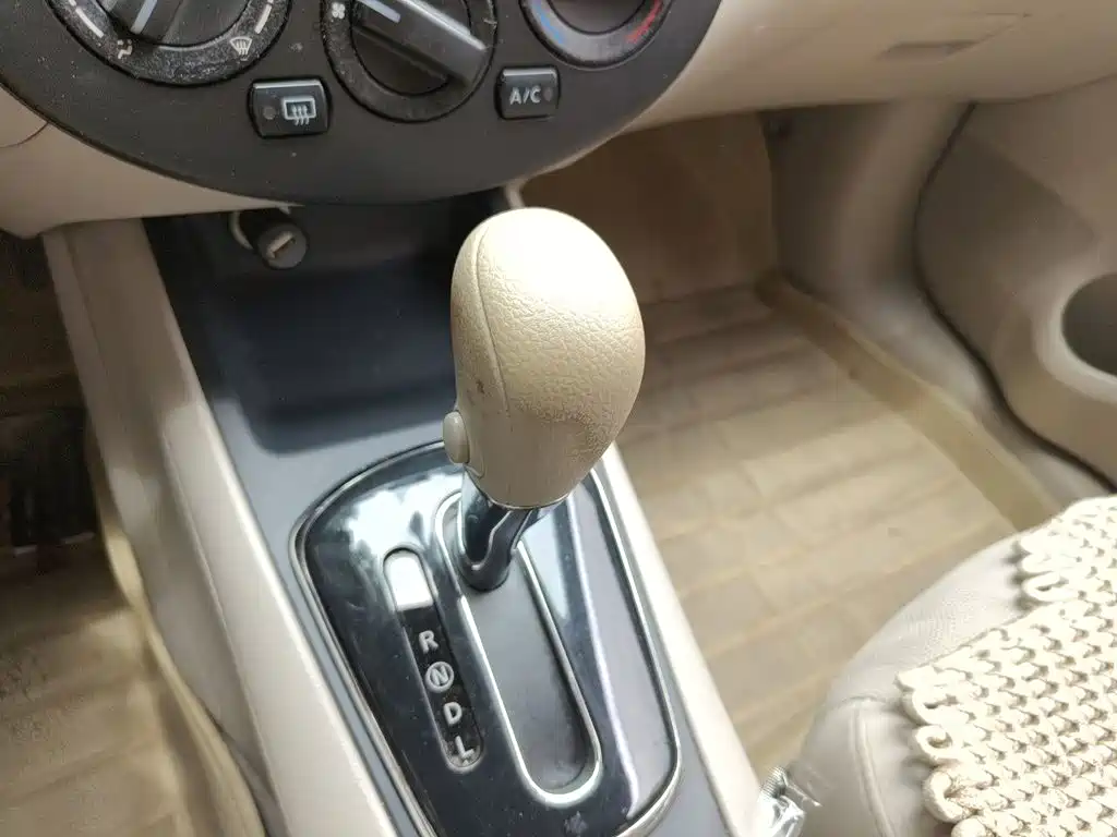 Nissan Tiida 2015 — фото 11