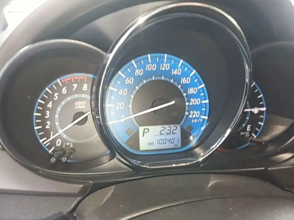 Toyota Yaris L 2015 — фото 12