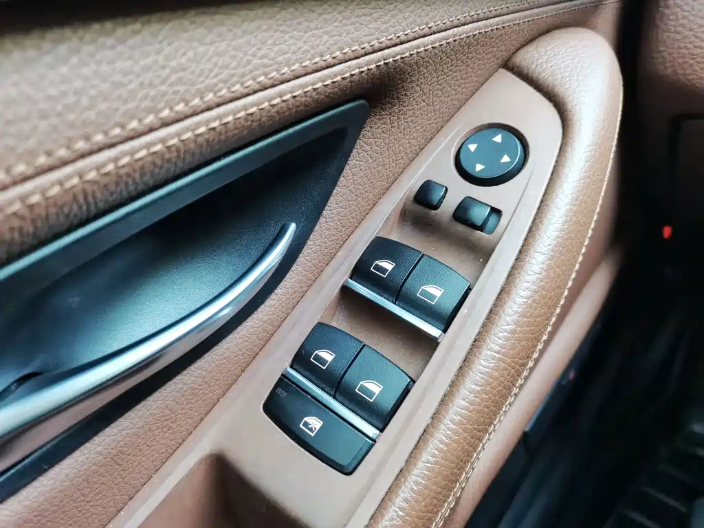 BMW 5 Series 2015 — фото 20