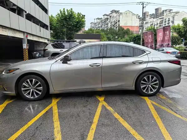 Lexus ES 2020