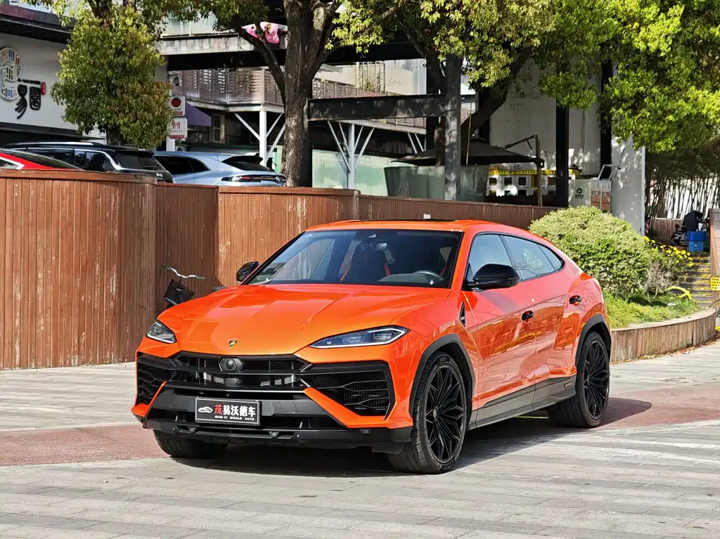 Lamborghini Urus SE 2026 — фото 1
