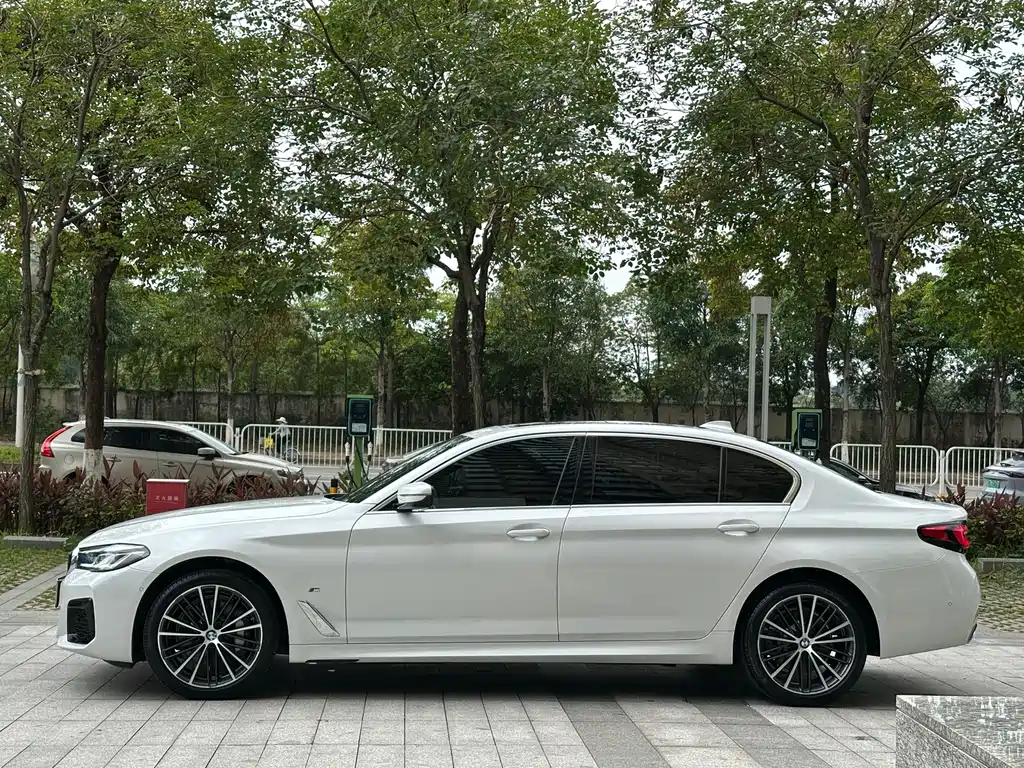 BMW 5 Series 2024 — фото 11