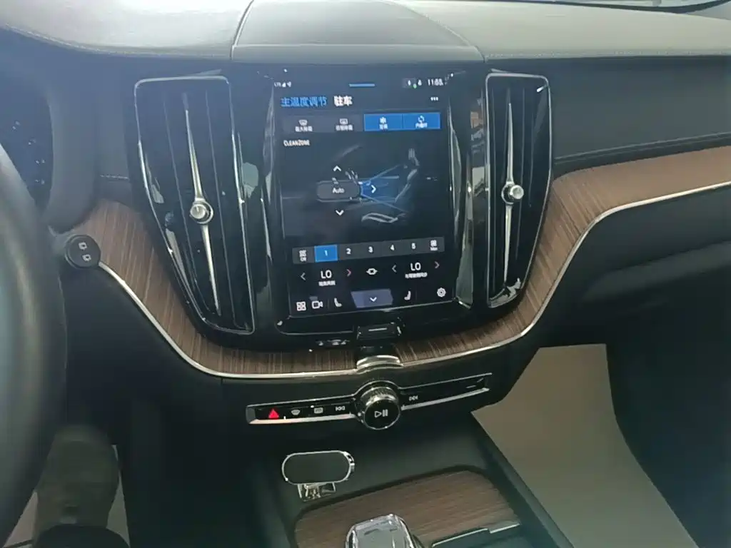 Volvo XC60 2023 — фото 13