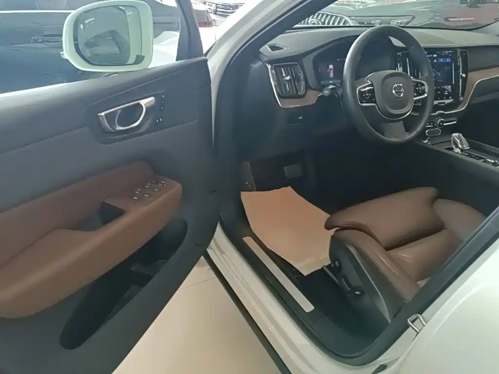Volvo XC60 2023 — фото 16