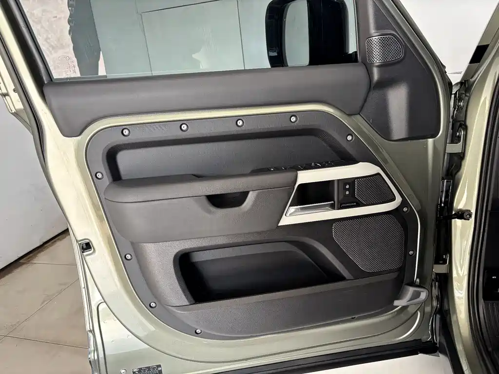 Land Rover Defender 2023 — фото 10