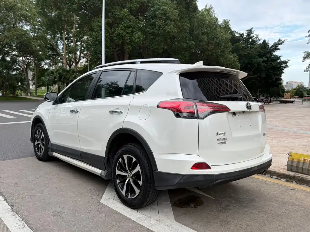 Toyota RAV4 2017 — фото 7