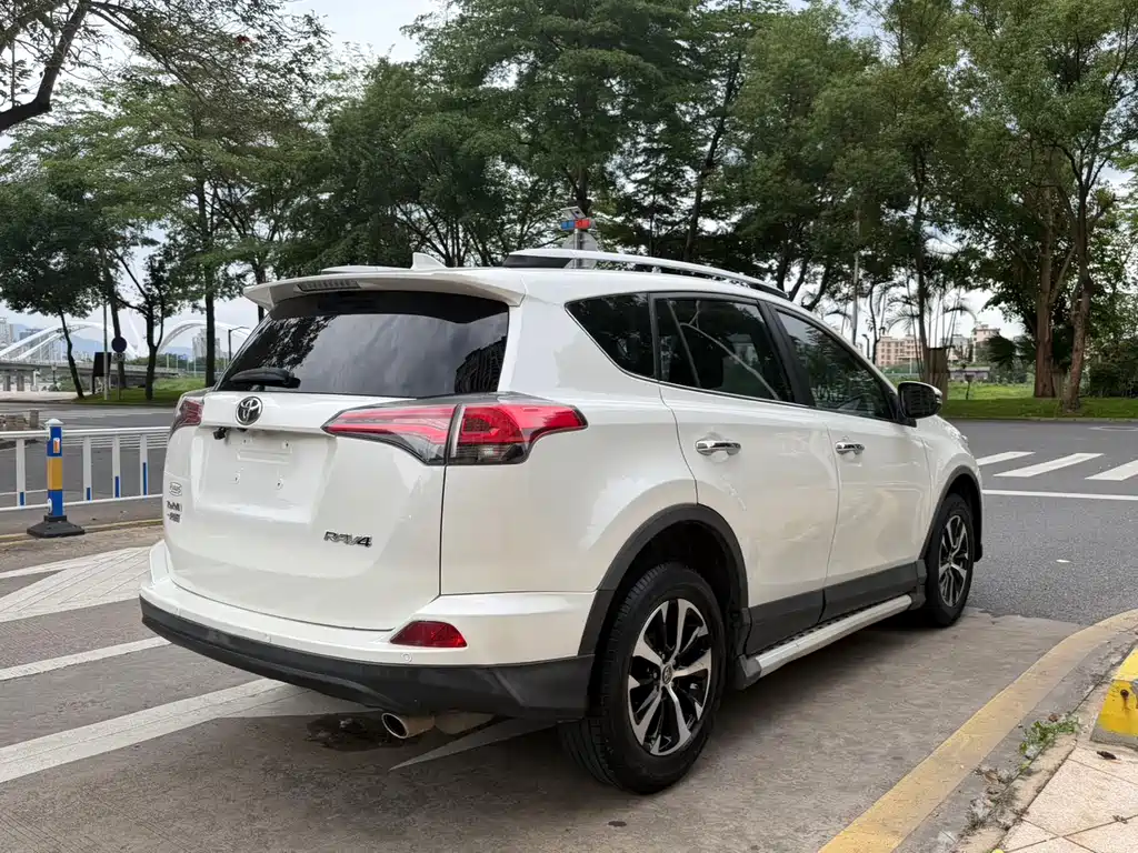 Toyota RAV4 2017 — фото 9