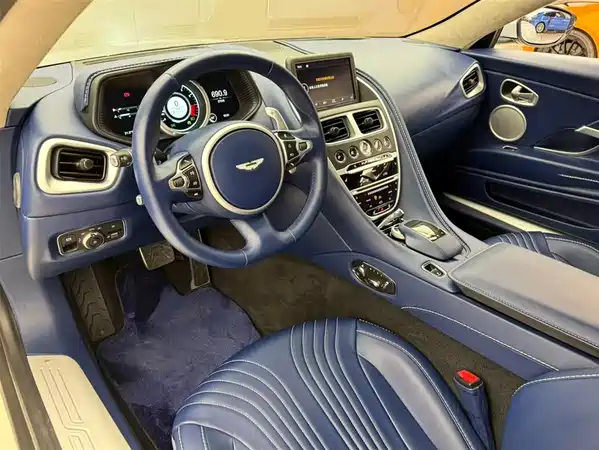 Aston Martin DB11 2019