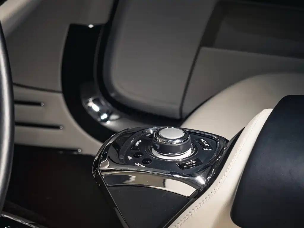 Rolls-Royce Phantom 2015 — фото 22