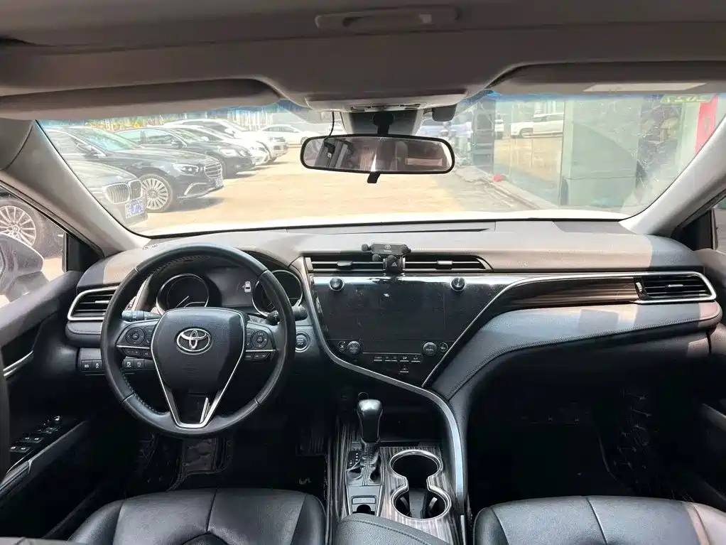 Toyota Camry 2019 — фото 9