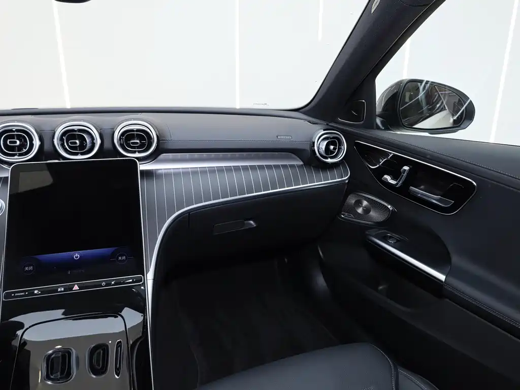 Mercedes-Benz C-Class 2024 — фото 15