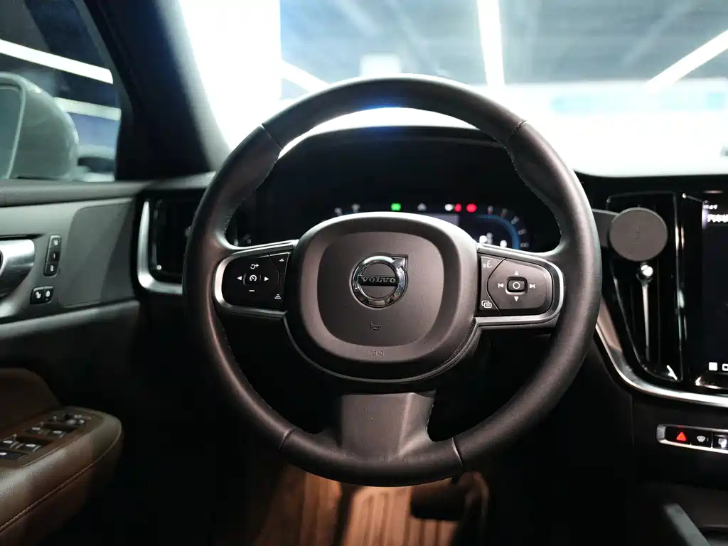 Volvo S60 2023 — фото 15