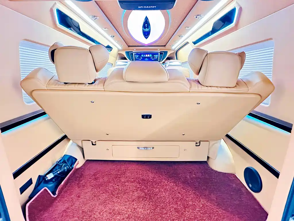 Toyota Hiace 2023 — фото 25