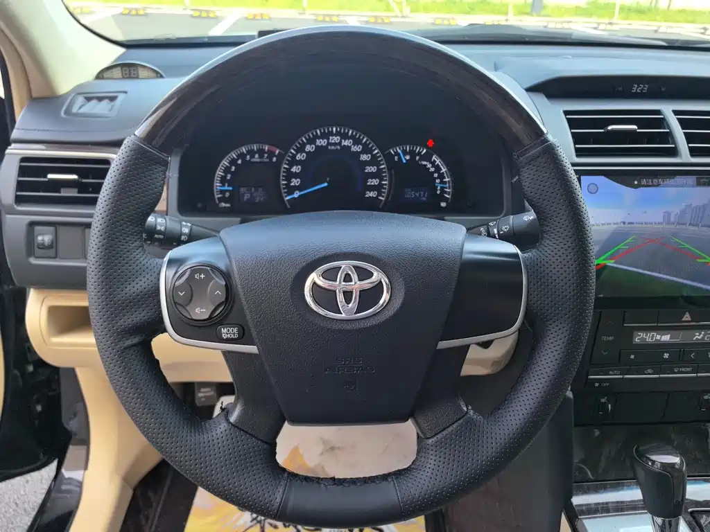 Toyota Camry 2015 — фото 18