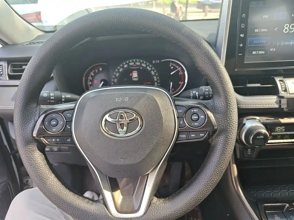 Toyota RAV4 2021 — фото 11