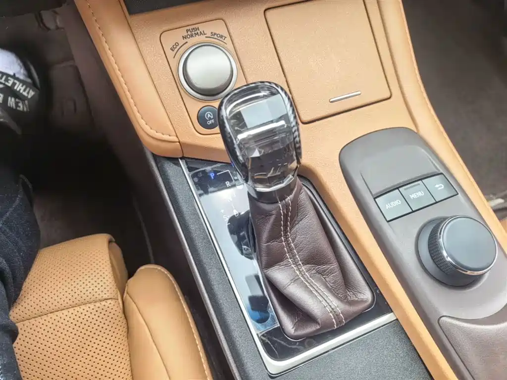 Lexus ES 2018 — фото 14