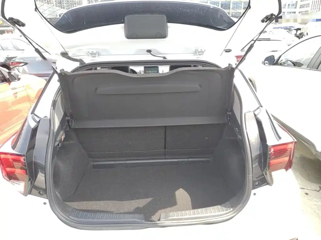 Toyota Yaris L 2020 — фото 19
