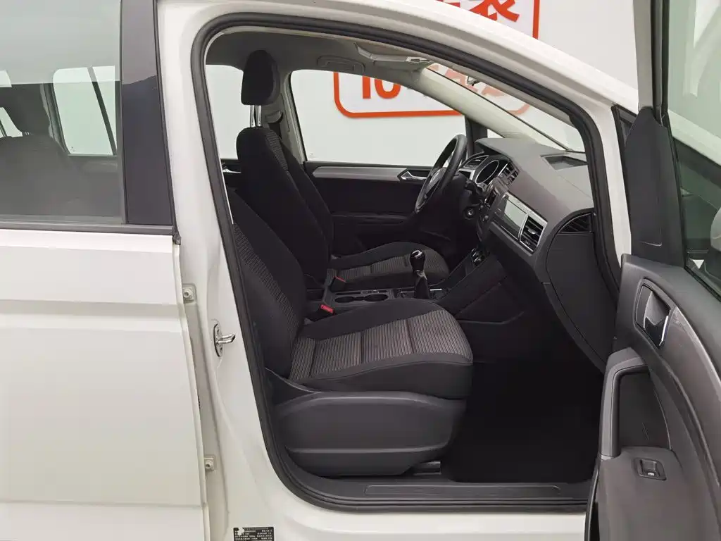Volkswagen Touran 2017 — фото 23