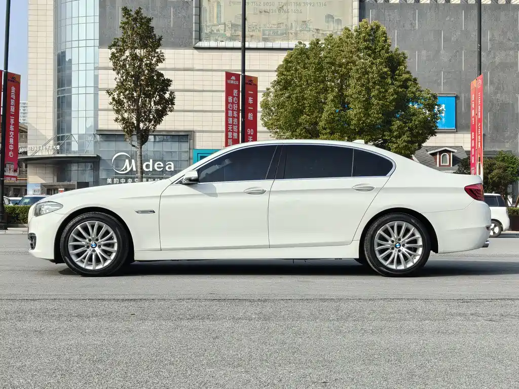 BMW 5 Series 2015 — фото 10