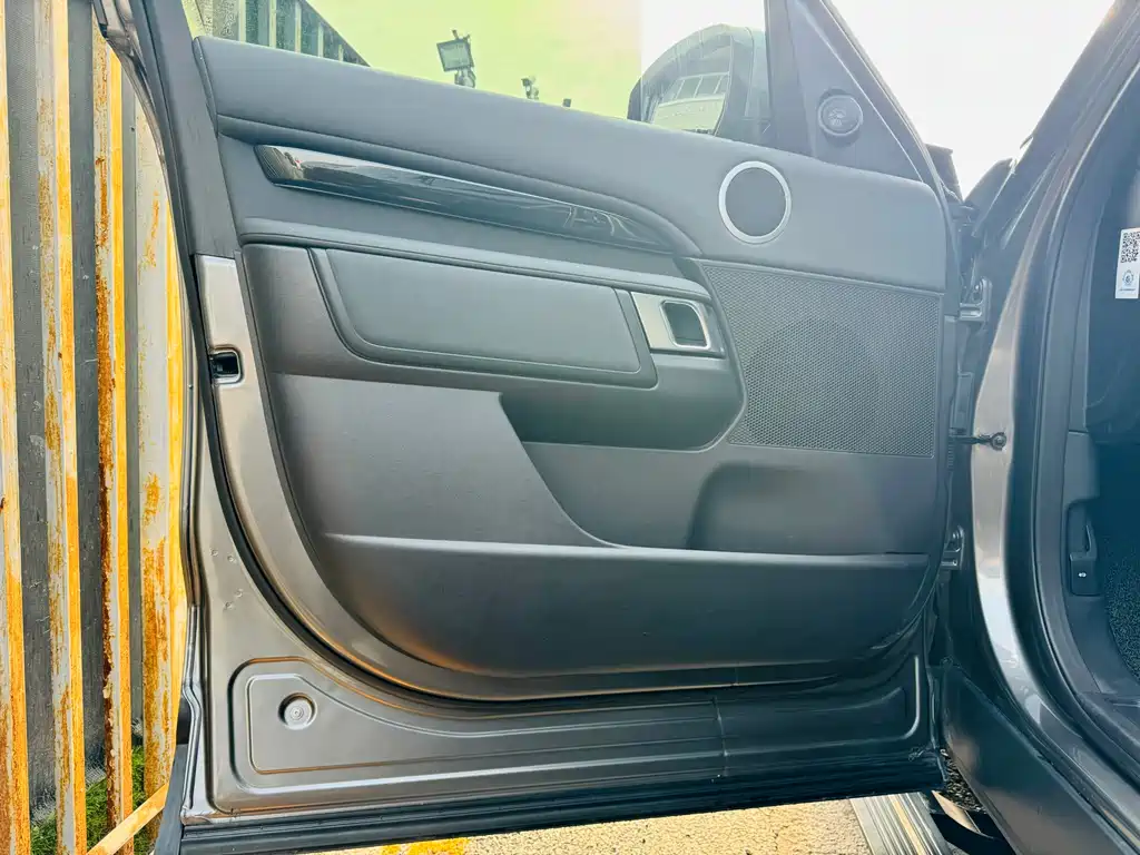 Land Rover Discovery 2017 — фото 12