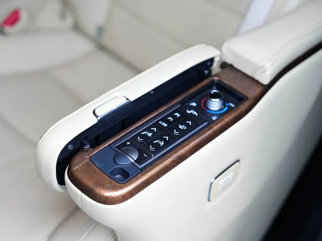Toyota Alphard 2017 — фото 28