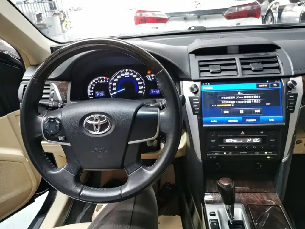 Toyota Camry 2015 — фото 10