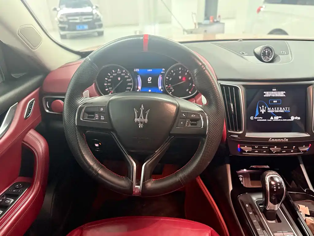 Maserati Levante 2017 — фото 14
