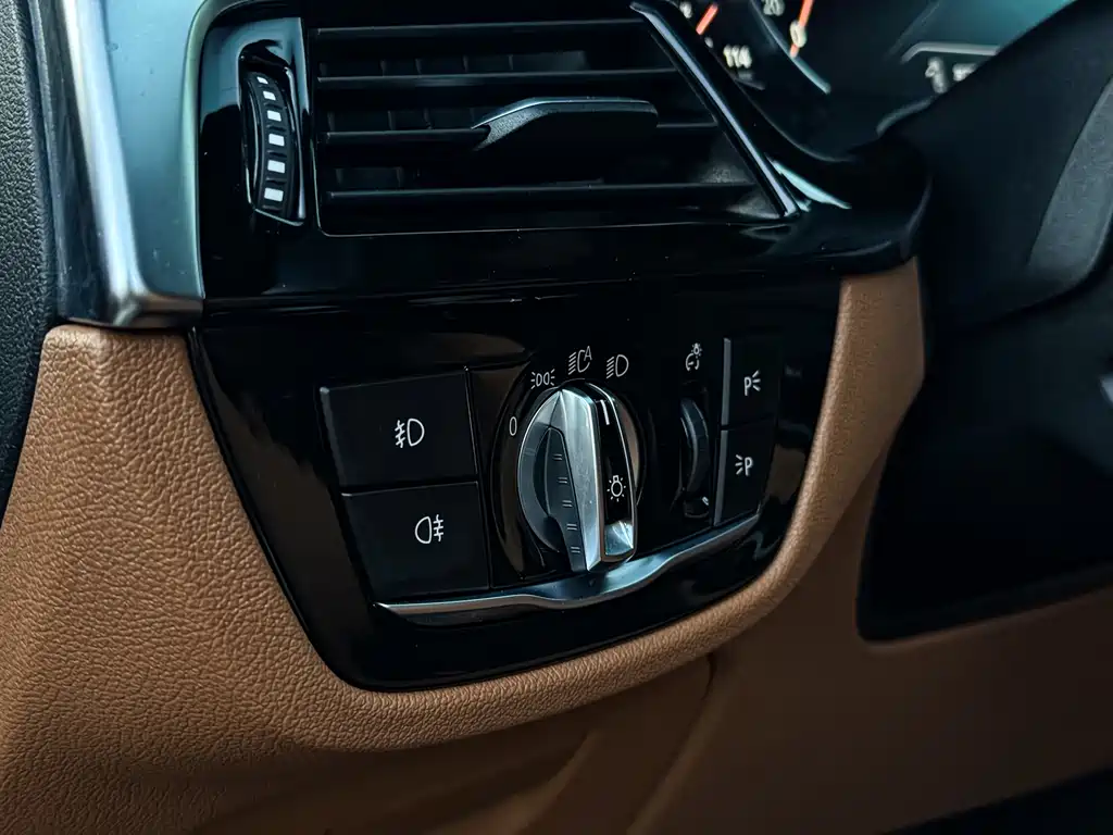 BMW 5 Series 2018 — фото 10