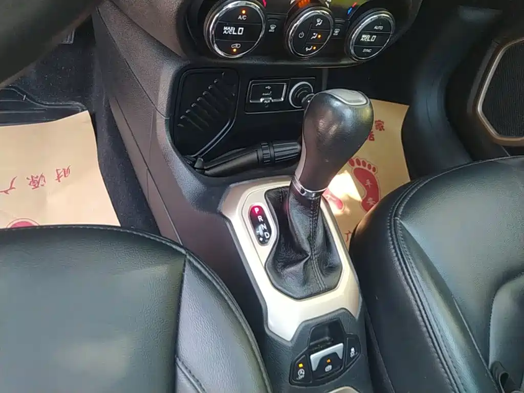 Jeep Renegade 2017 — фото 14