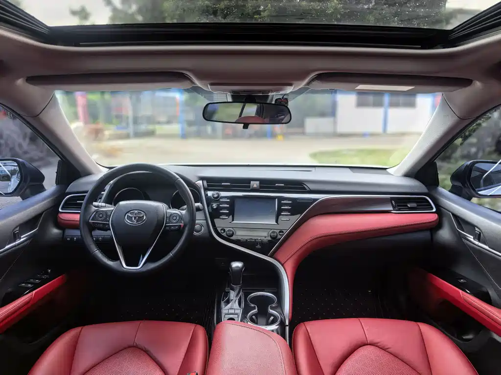 Toyota Camry 2018 — фото 11