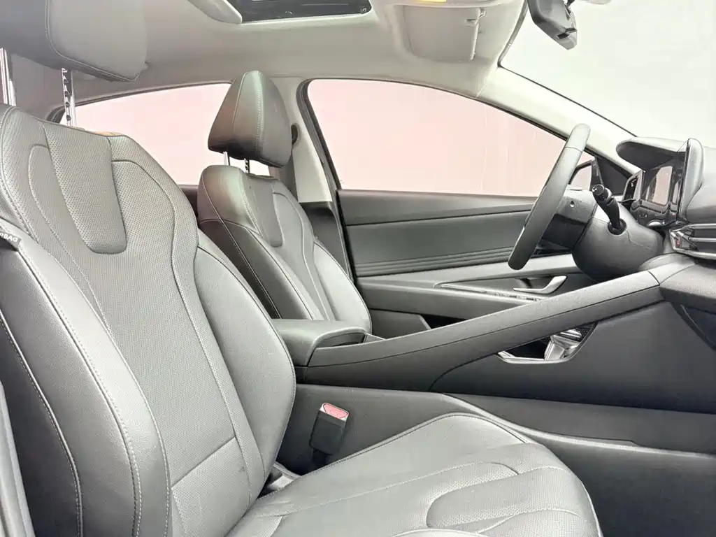 Hyundai Elantra 2023 — фото 11