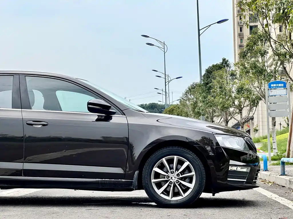 Skoda Octavia 2017 — фото 12
