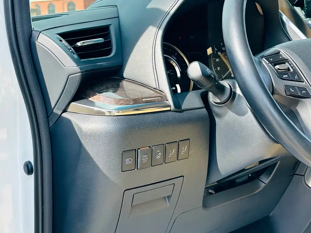 Toyota Alphard 2023 — фото 16