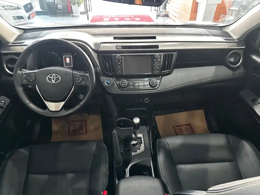 Toyota RAV4 2017 — фото 9