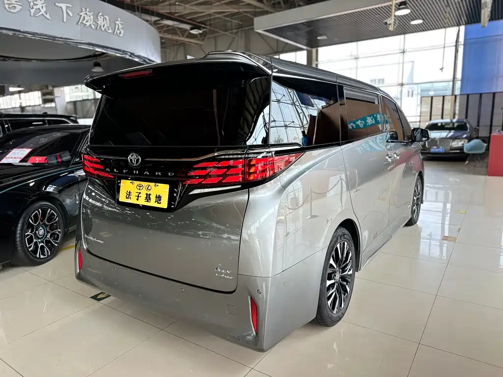 Toyota Alphard 2023 — фото 25