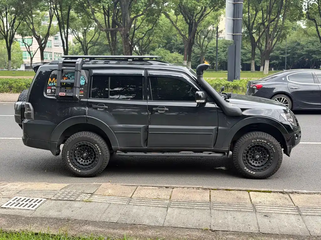 Mitsubishi Pajero 2016