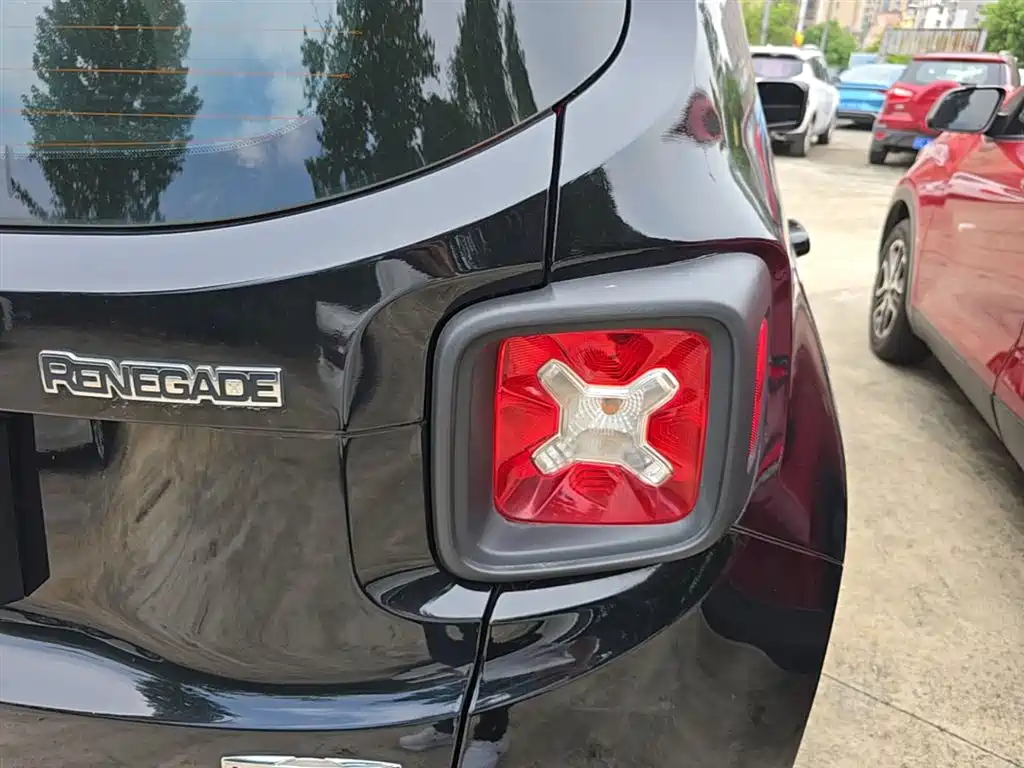 Jeep Renegade 2017 — фото 24