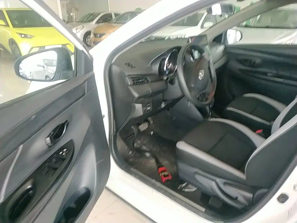 Toyota Yaris L 2021 — фото 16