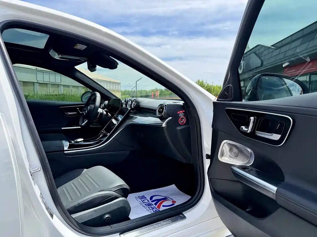 Mercedes-Benz C-Class 2025 — фото 11