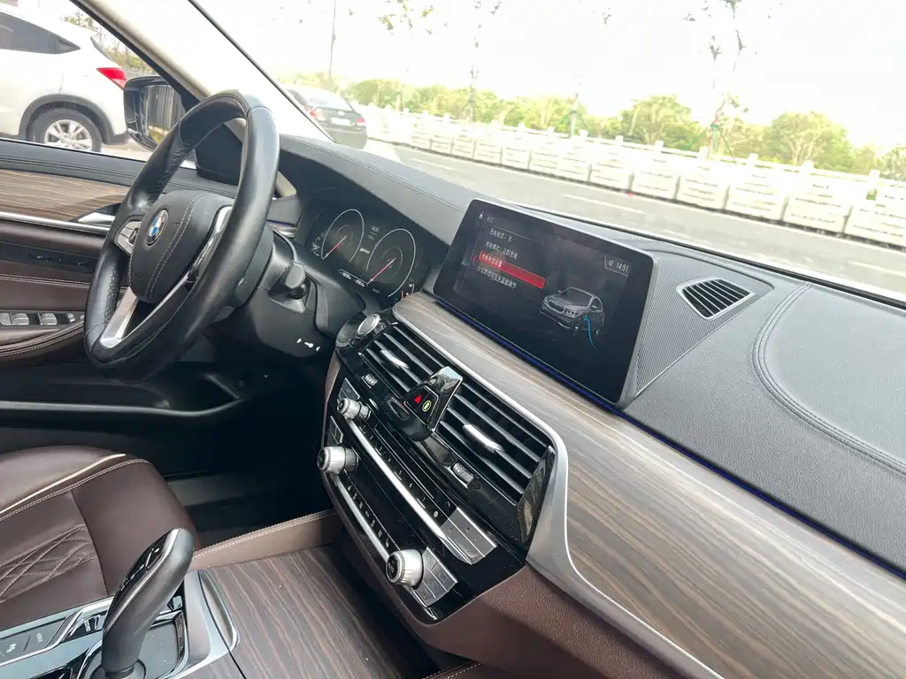 BMW 5 Series New Energy 2018 — фото 13
