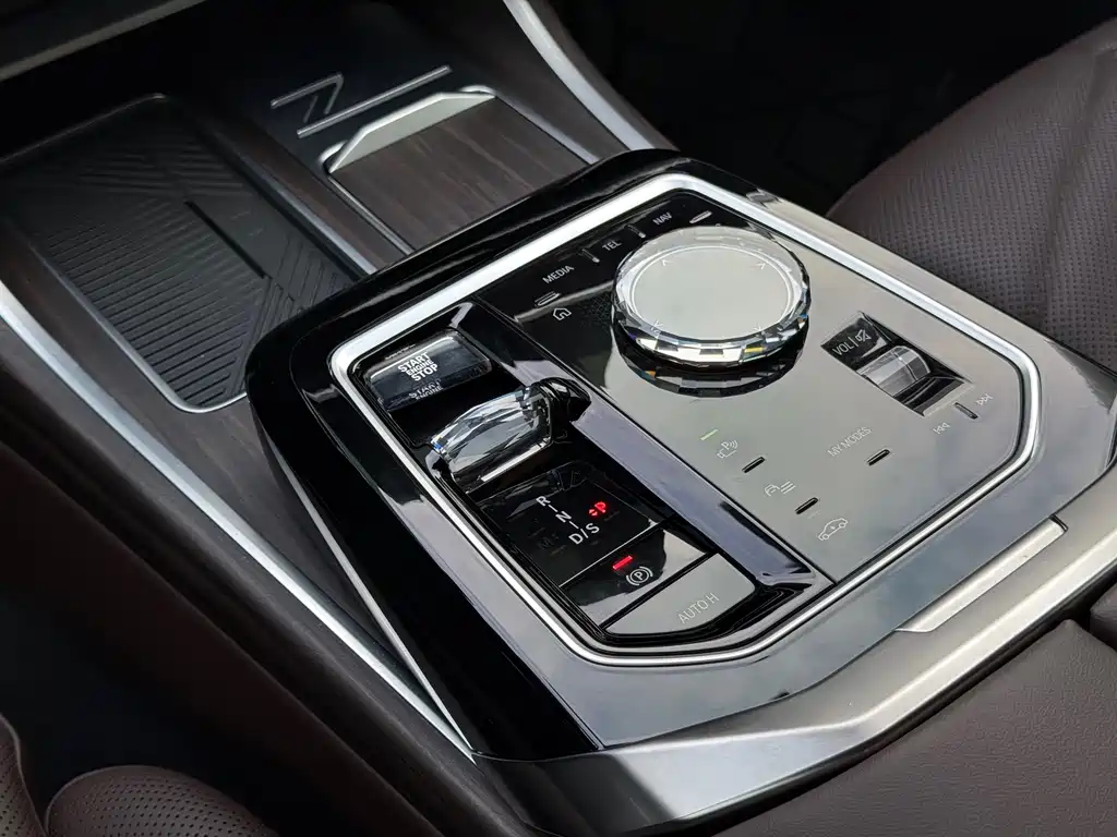 BMW 7 Series 2024 — фото 11
