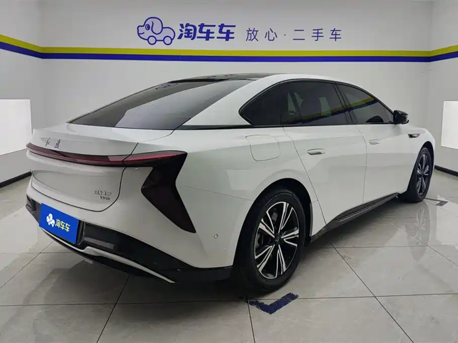 Hongqi EH7 2024 — фото 3
