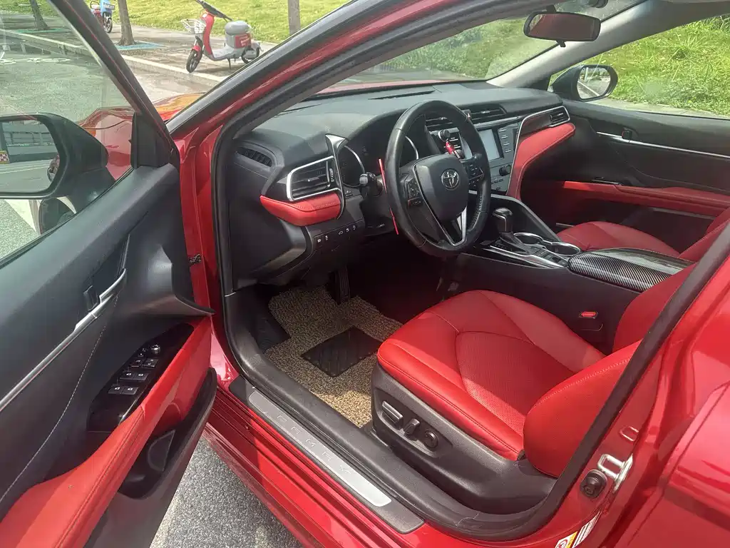 Toyota Camry 2018 — фото 12